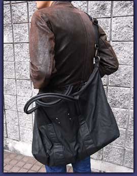 different news : マルタンマルジェラのバッグ 身に纏うデカバッグ